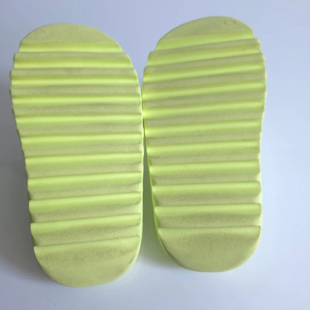 Adidas Yeezy Slide Glow Green Kids GZ6077 Size 5US Sandals